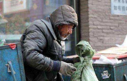 老头站墙角吃瓜,揭秘老头悠闲生活瞬间