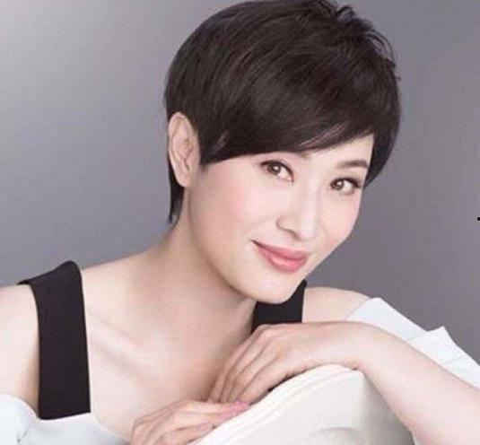 越南女星吃瓜图片,这反应太真实了！